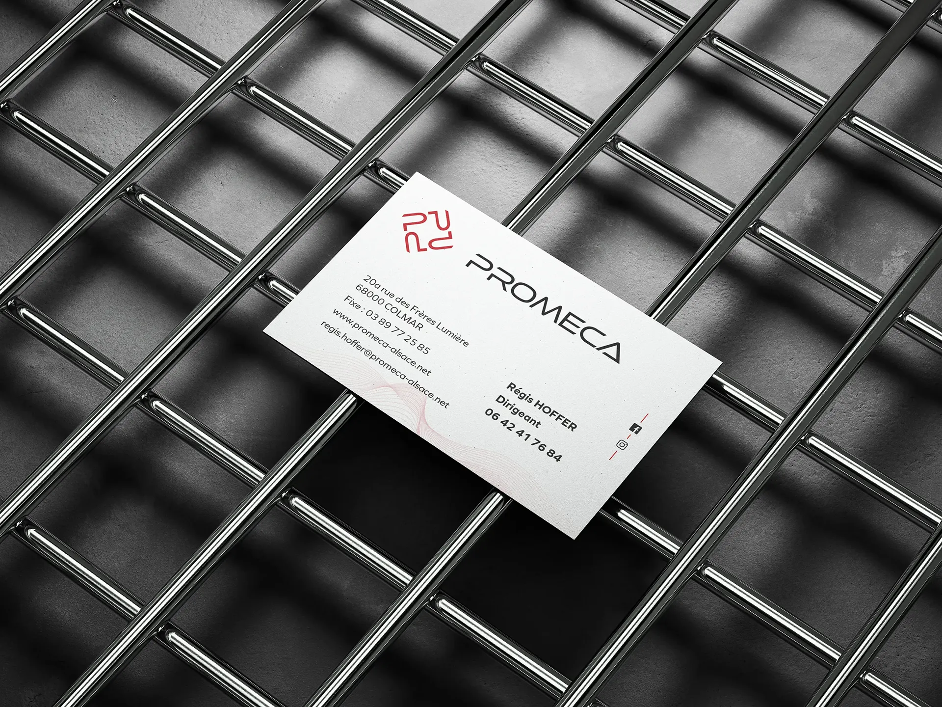 Cartes de visite Promeca présentant le logo, les coordonnées et l’univers graphique de la marque.